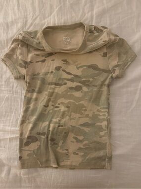 Urban Outfitters-BDG Women's Short Sleeve Camo Tee in Beige Green